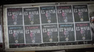 "Clarín es mafia": denuncian que 20 encapuchados pegaron carteles frente a la redacción y apuntan al oficialismo
