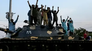 India y Pakistán alcanzan un alto el fuego, pero intercambian acusaciones de violaciones de la tregua