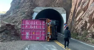 Tragedia en la Ruta 7 de Mendoza: un camión volcó, aplastó un auto y dejó un muerto y cinco heridos