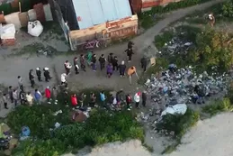 Video: un dron captó una impactante fila para comprar droga a plena luz del día