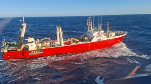 Prefectura aeroevacuó a un tripulante con múltiples fracturas de un buque pesquero en Puerto Deseado