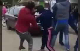 Video | Padres a las trompadas en un acto por el 25 de Mayo