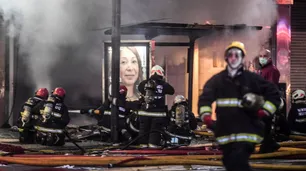 Dos bomberos muertos y seis heridos por las explosiones e incendio en un local de Villa Crespo