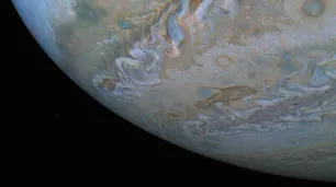 Un “delfín” en el cielo de Júpiter: la curiosa imagen revelada por la NASA