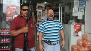 Así atiende un comerciante su negocio para ahuyentar a los ladrones