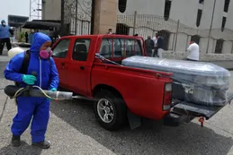 El coronavirus se acelera, desborda hospitales y siembra la muerte en Ecuador
