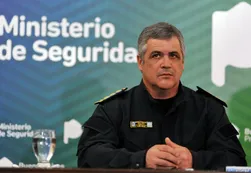 El jefe de la Policía Bonaerense visitó a la oficial baleada y respondió a las críticas de su esposo