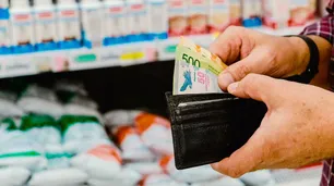 Efecto Milei en el bolsillo: el 50% tiene miedo de perder el trabajo y el 62% no llega a fin de mes