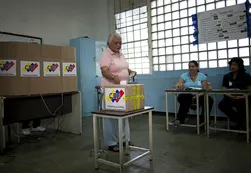 Denuncias por fraude y proselitismo en comicios de Venezuela