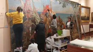 Dos activistas manchan con pintura roja el cuadro de Cristóbal Colón en el Museo Naval de Madrid para denunciar neocolonialismo