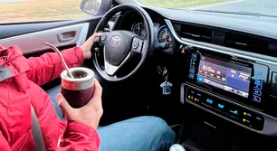 Distracciones al volante: expertos advierten que cebar mate es tan riesgoso como usar el celular