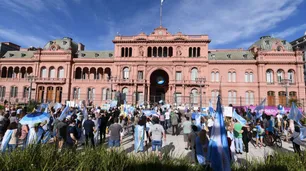 Marcha por el Vacunatorio VIP: los manifestantes coparon la Plaza de Mayo
