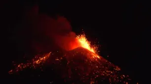 Video: impresionante erupción del Etna provocó una lluvia de piedras