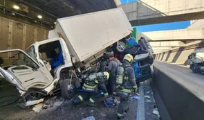 Choque de camiones en el Paseo del Bajo: un chofer está grave y hay demoras en la zona