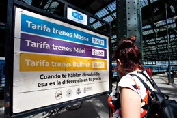 Se desata un escándalo por los carteles en los trenes de Buenos Aires mostrando el valor del boleto sin subsidios