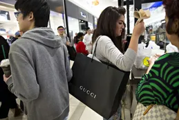Cuidado con esas zapatillas con brillo de Gucci