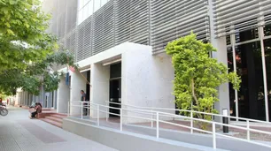 Un preso le arrojó un tacho de basura a un fiscal en plena audiencia
