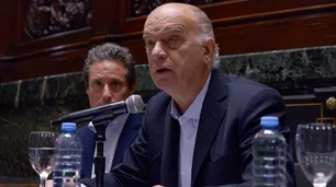 "Papelón... qué desastre": a Néstor Grindetti lo dejaron sin la última página de su discurso en la Legislatura porteña
