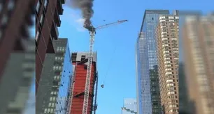 Video: el momento en que una enorme grúa se incendió y colapsó en Nueva York
