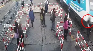 "Fue un milagro": cruzó las vías mientras miraba el celular y casi es arrollado por el tren