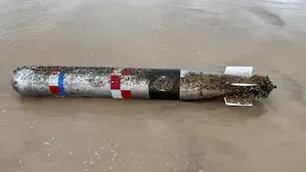 ¡Impresionante! Encuentran un torpedo de enteramiento en una playa