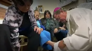 García Cuerva le lavó los pies a doce jubilados y reclamó mejores salarios para los adultos mayores