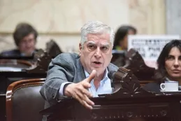 Venezuela corre el eje, pero espada de Schiaretti reflota el rechazo al DNU de Inteligencia de Milei
