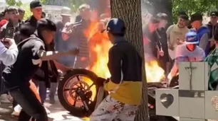 "Funeral tumbero": quemaron una moto encima de la tumba del joven de 15 años asesinado a tiros en La Plata