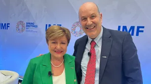 Sturzenegger sorprendió con un regalo a Georgieva: "Símbolo del equilibrio fiscal"