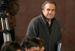 VIDEO | Escracharon y agredieron a huevazos a Carlos Reutemann
