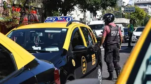 Un taxista sufrió un ACV y embistió a tres turistas francesas en Santa Fe y Armenia