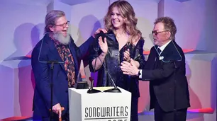 Gustavo Santaolalla entregó un premio a un mítico músico