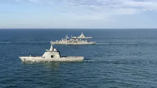 La flota de la Armada Argentina realizó un adiestramiento en el mar con ejercicios de tiro y cubiertas cruzadas