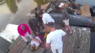Una mujer navegaba con su familia por un arroyo y le dispararon: quedó internada con la bala alojada en su pulmón