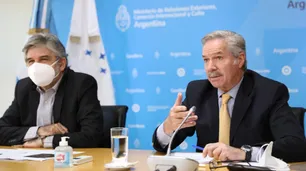 Solá y Filmus trataron de "ignorante" a Sarlo: "En 1820 se izó la bandera Argentina en Malvinas"