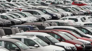 En un mundo de robots, las automotrices contratan más humanos