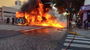 Video: impresionante incendio de un colectivo en Liniers