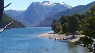 Un joven de 17 años saltó a un lago desde 15 metros y cayó en las piedras