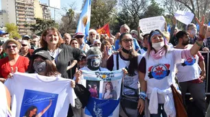 No fue una multitud, pero sobró sol: las fotos del "Cristinazo" contra la Corte Suprema en Parque Centenario
