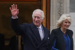 El rey Carlos III dejó el hospital tras su operación, de forma muy diferente a Kate Middleton