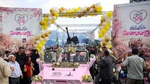 En jeeps con cañones y flores: 110 parejas se casaron en la plaza principal de Irán y juraron "autosacrificarse" para defender su país