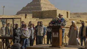 Egipto siempre tiene otra momia bajo la arena: ahora hallaron una de 4300 años recubierta de oro