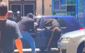Video| Violenta salidera bancaria en microcentro: le rompieron el vidrio del auto y le robaron $3 millones