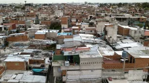 Apuñaló al amante de su novia y la violó al lado de la víctima agonizante
