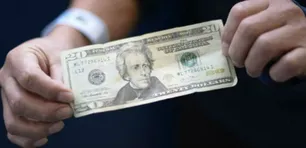 El dólar sigue bajando y quedó al filo de la banda inferior