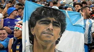 ¿Diego está en Qatar?: la hinchada argentina llegó en masa al estadio Lusail y una imagen sorprendió a todos