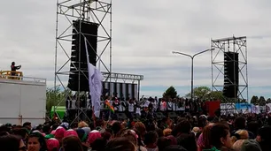 Con una masiva concurrencia, comenzó el Encuentro Nacional de Mujeres en Trelew