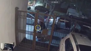 Una cámara de seguridad grabó a tres delincuentes cuando asaltaban y golpeaban a dos mujeres