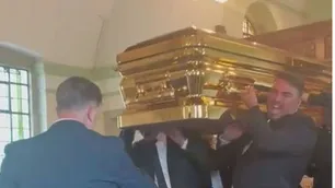 Excéntrico funeral de un empresario gitano en Londres: caravana en Rolls-Royce y un ataúd de oro macizo