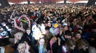 Sin barbijo ni distanciamiento, una multitud participó de un recital de prueba en Liverpool